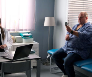 M jak miłość, odcinek 1905. Alicja Krajewska (Marlena Jonasz), Tadeusz (Bartłomiej Nowosielski)