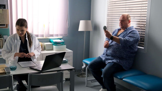 M jak miłość, odcinek 1905. Alicja Krajewska (Marlena Jonasz), Tadeusz (Bartłomiej Nowosielski)