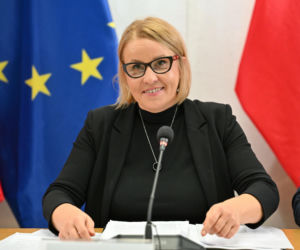 Posłanka nie zaglądała na balkon całą zimę. Gdy, odsunęła krzesełko przeżyła zaskoczenie!