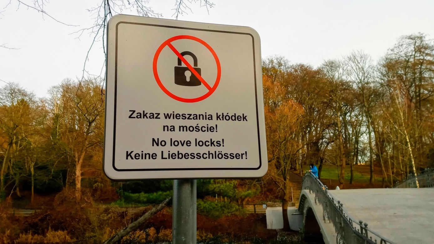 Wbrew zakazom, kłódki miłości pojawiają się na mostku nad Rusałką