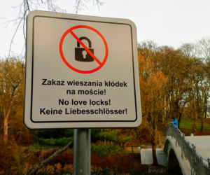 Wbrew zakazom, kłódki miłości pojawiają się na mostku nad Rusałką