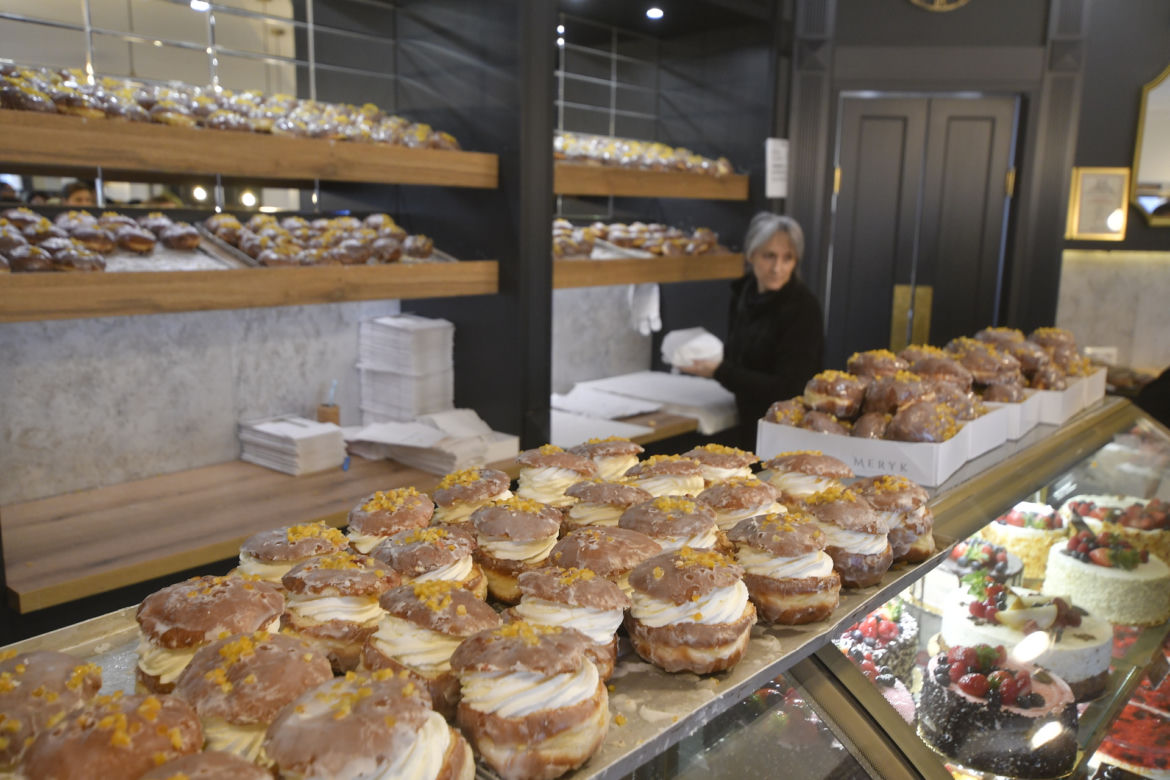 Tłusty Czwartek 2023. Warszawiacy stoją w gigantycznych kolejkach po swoje ulubione pączki!