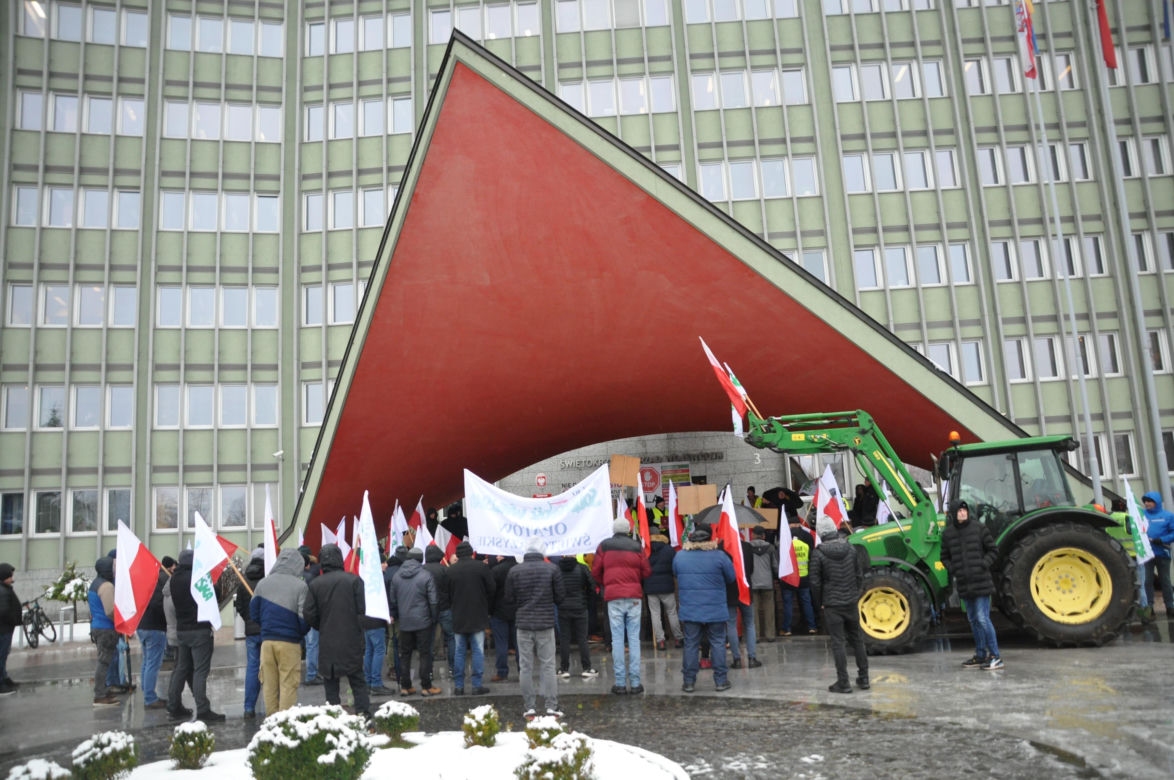 Protest rolników przed Urzędem Wojewódzkim w Kielcach