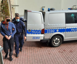 Zastraszyli śrubokrętem, próbowali zabrać broń policjantom