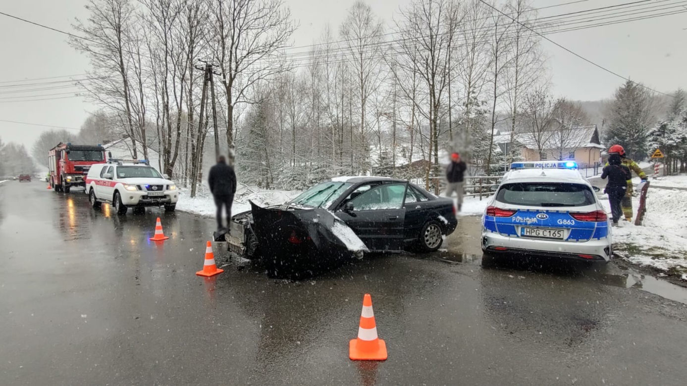 Opel wpadł do potoku po zderzeniu z innym samochodem. Kierowca został uwięziony