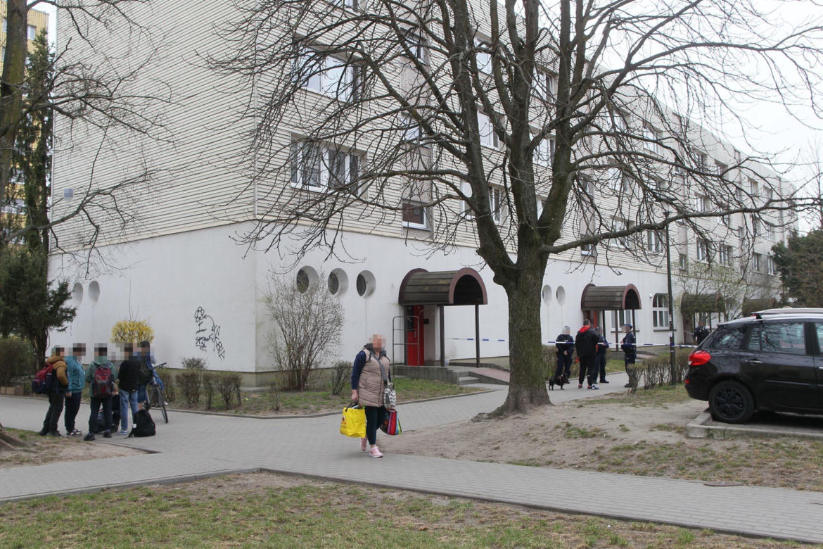 Przerażająca relacja sąsiadów, W mieszkaniu w Wołominie znaleziono ciała dwóch osób, ranny 19-latek w szpitalu