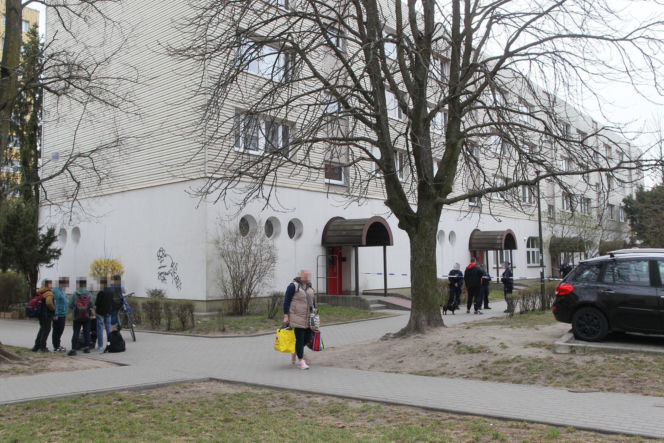 Przerażająca relacja sąsiadów, W mieszkaniu w Wołominie znaleziono ciała dwóch osób, ranny 19-latek w szpitalu