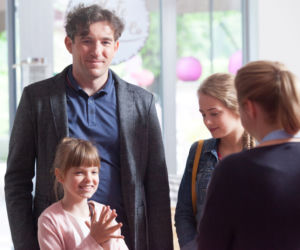 Przyjaciółki 6 sezon odc. 63. Leszek (Przemysław Sadowski), Pola (Zuzanna Głowacka), Sonia (Wiktoria Gąsiewska)