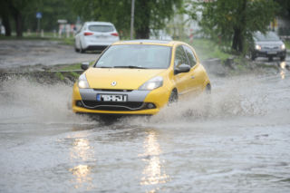 Przejazd przez dużą kałużę. 6 kluczowych zasad. O awarię łatwiej niż myślisz