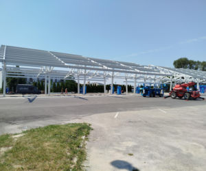 Na terenie MPK w Siedlcach powstaje już wiata dla autobusów elektrycznych. Ogromna konstrukcja robi wrażenie!