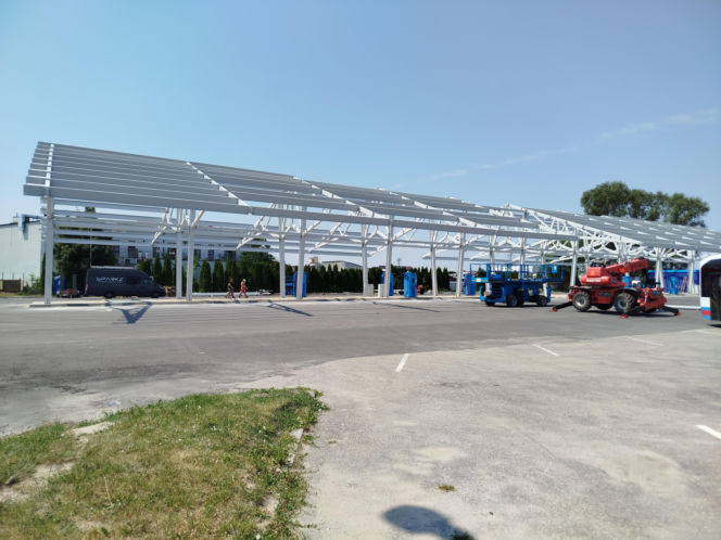 Na terenie MPK w Siedlcach powstaje już wiata dla autobusów elektrycznych. Ogromna konstrukcja robi wrażenie!