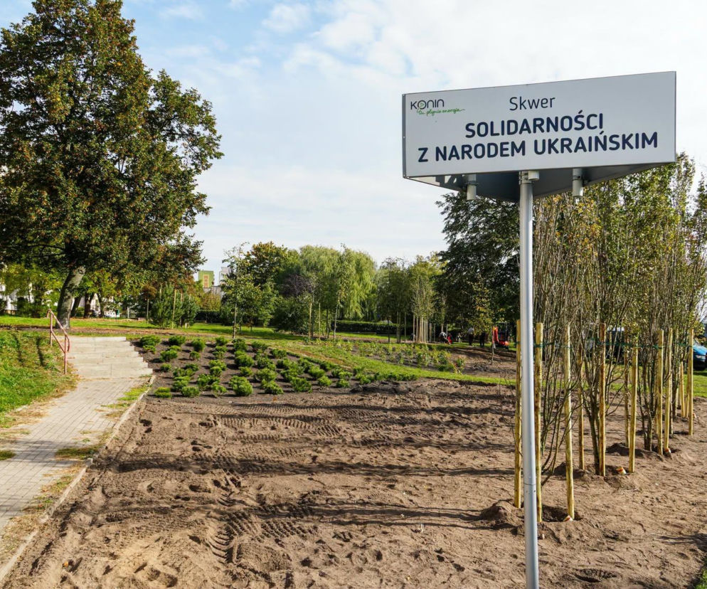 Tablica Skwer Solidarności z Narodem Ukraińskim w Koninie na tle nowych nasadzeń. O inwestycji przeczytasz w Eska2.