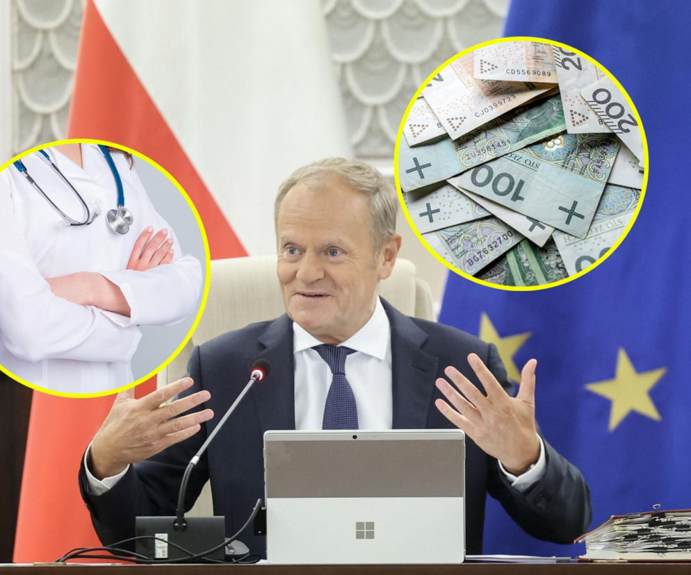 Premier Donald Tusk przy biurku. Obok miniatury z lekarzem i banknotami. O zarobkach lekarzy przeczytasz na SE.