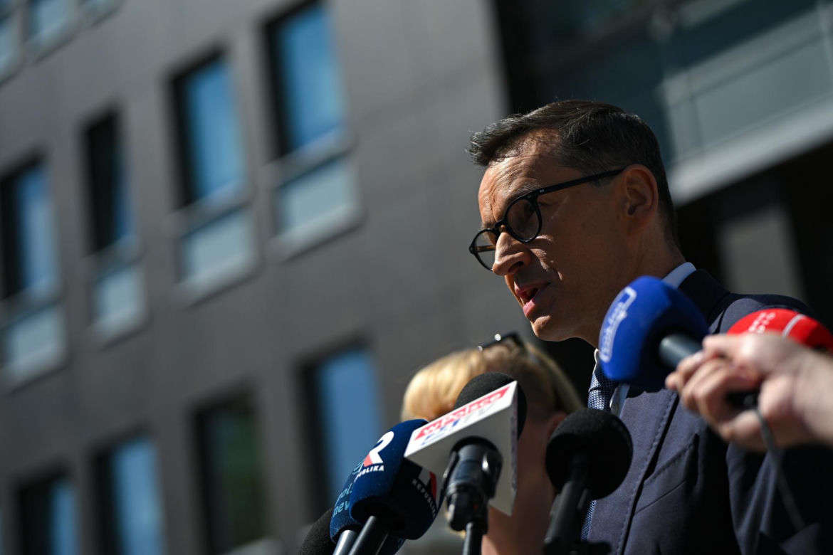 Konferencja posłów PiS przed Szpitalem Południowym z udziałem Mateusza Morawieckiego