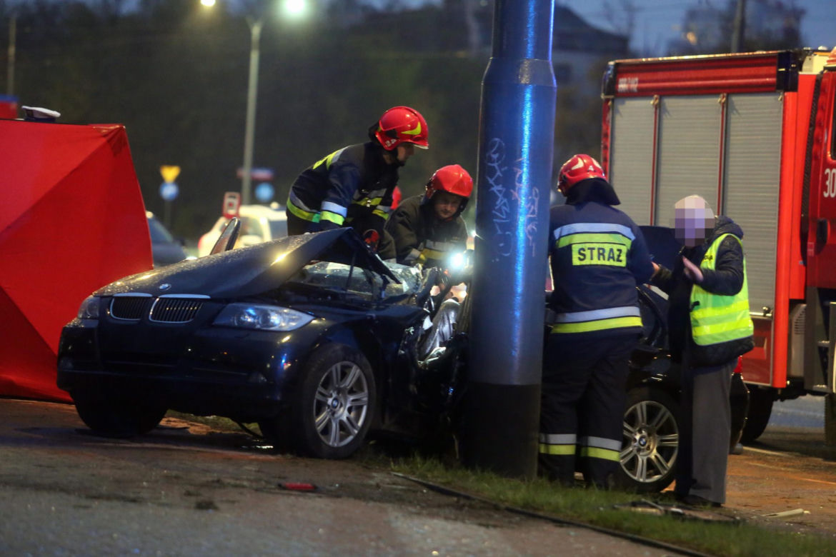 Kobieta w BMW rozbiła się na słupie