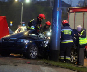 Kobieta w BMW rozbiła się na słupie
