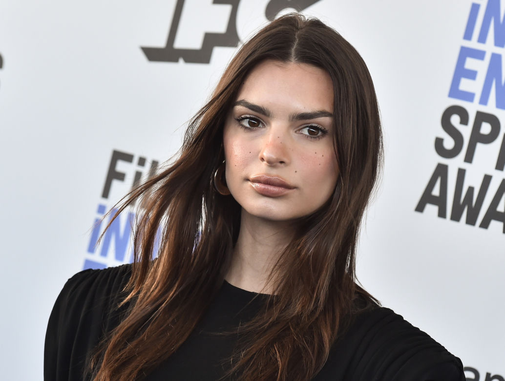 Emily Ratajkowski kontempluje sztukę. Zobacz, co na siebie włożyła, widać prawie wszystko