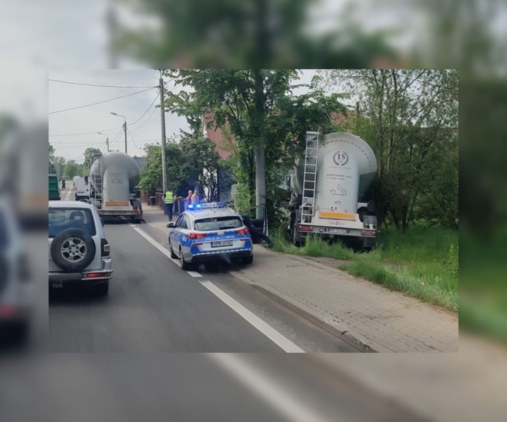 Zwierki. Wypadek na DK 19. Ciężarówka z cysterną wjechała w dom