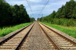 Niecały kilometr torów zmieni życie pasażerów kolei. Wstęp do ważnej inwestycji 