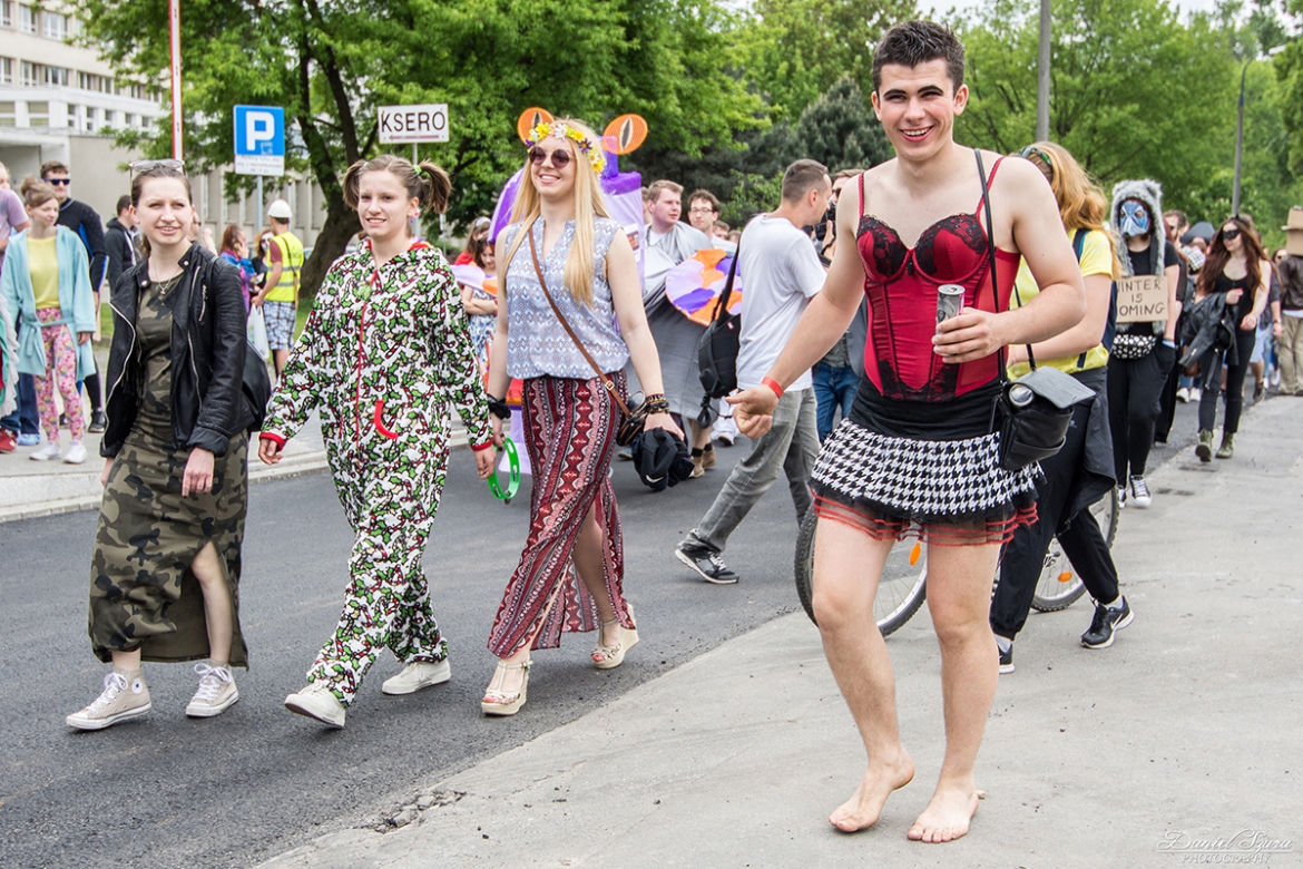 Korowód juwenaliowy na krakowski Rynek: Studenci świętują! [ZDJĘCIA]