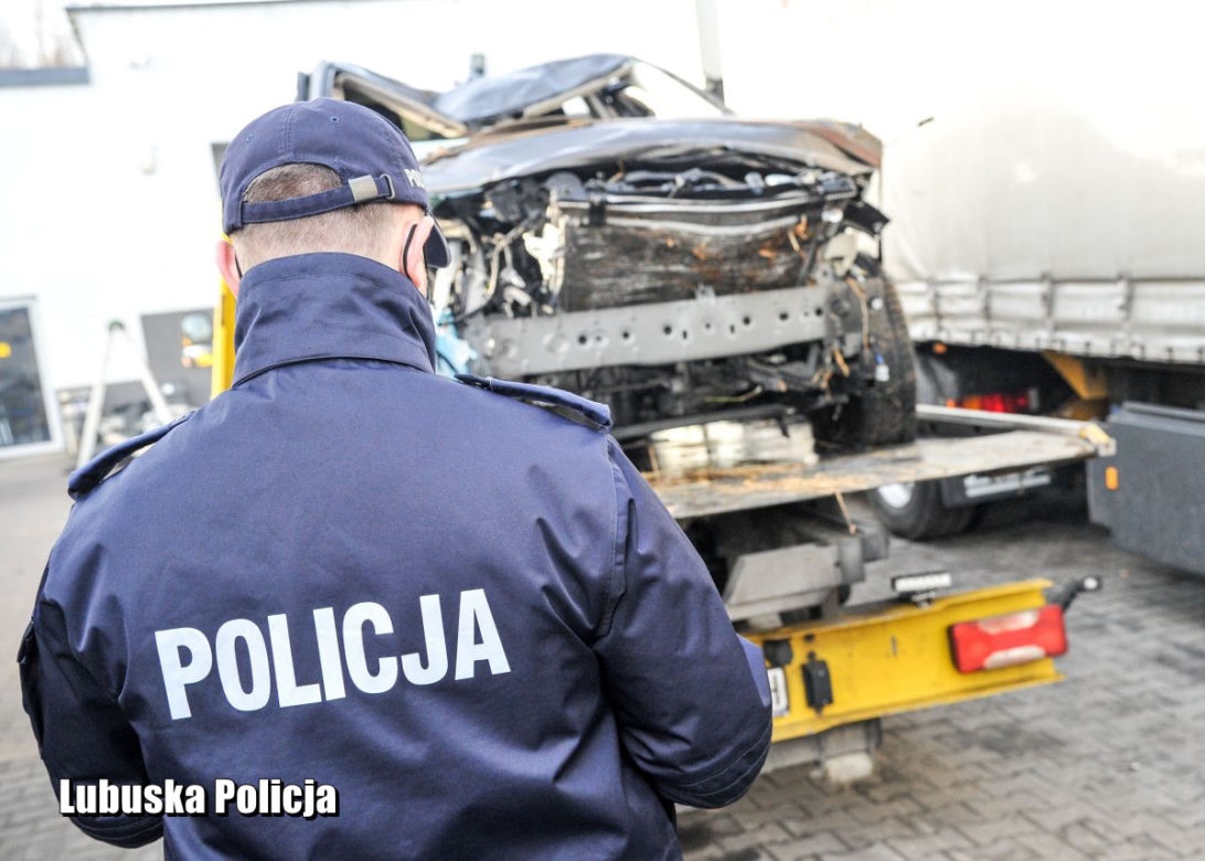 Pościg za kradzioną Mazdą CX-5 zakończony w rzece