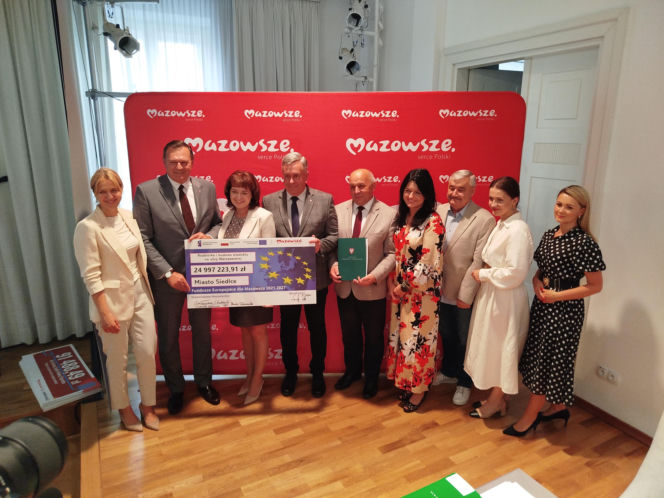 Dwie lokalne inwestycje z wysokim wsparciem unijnym. Umowy na budowę wiaduktu warszawskiego w Siedlcach i rozwój bioróżnorodności w Mrozach – już podpisane!