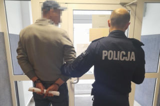 Cztery sądowe zakazy nic nie dały, znów wsiadł za kółko. Będzie stałym bywalcem na komendzie