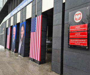Przed Urzędem Marszałkowskim w Poznaniu stanął... Joe Biden! Żenada roku