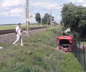 TWIERDZIŃ: Samochód nauki jazdy wjechał pod pociąg. ZGINĘŁA 18-letnia KURSANTKA