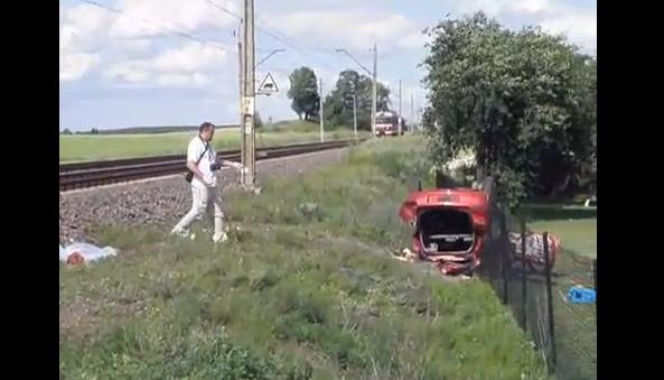 TWIERDZIŃ: Samochód nauki jazdy wjechał pod pociąg. ZGINĘŁA 18-letnia KURSANTKA