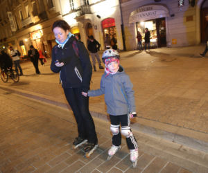 Nightskating. Warszawiacy przejechali stolicę na rolkach [Zdjęcia]