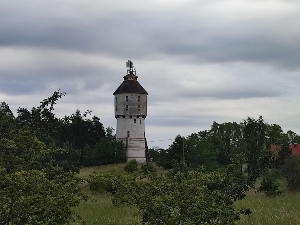 Prawie jak dom Muminków. Zabytkowa wieża na Mazurach zachwyca