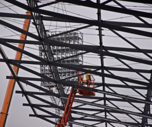 Demontaż jupiterów na stadionie w Szczecinie