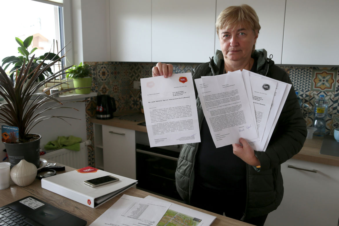 Duszą się w mieszkaniach, dym nie daje im żyć. Mieszkańcy nowego osiedla na Targówku załamują ręce