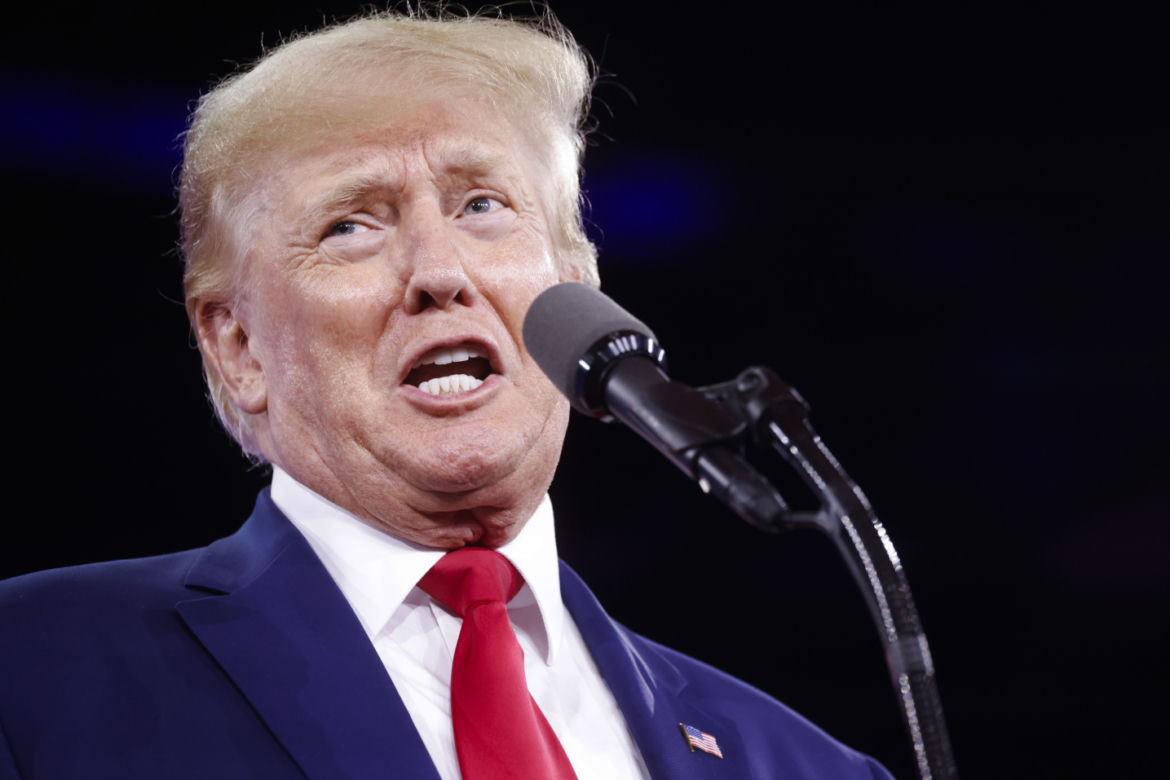 Agenci FBI w posiadłości Donalda Trumpa. Szukali tajnych dokumentów