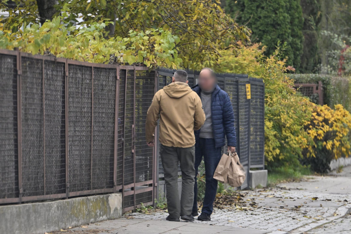 Prezes Kaczyński chory. Kierowca przywiózł mu zakupy do domu