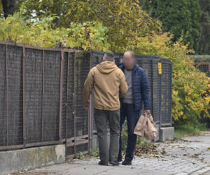Prezes Kaczyński chory. Kierowca przywiózł mu zakupy do domu