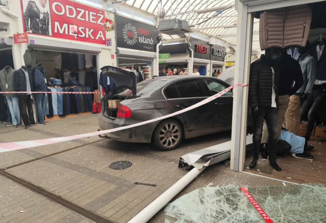 Rozpędzone BMW wjechało prosto w pasaż handlowy. Wypadek we Wrocławiu