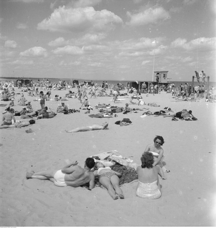 Plaża nad Bałtykiem w latach 50. XX wieku