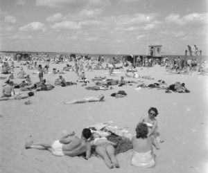 Plaża nad Bałtykiem w latach 50. XX wieku