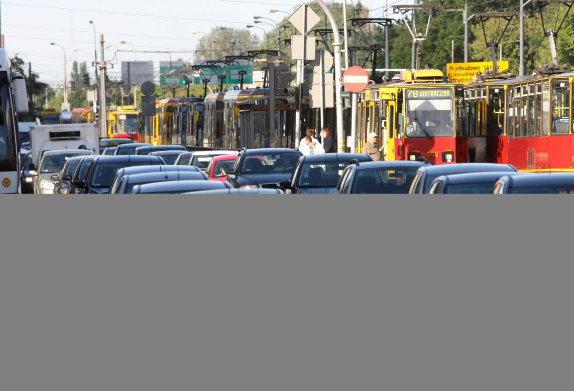 Warszawa: Pieszy zginął pod tramwajem (ZDJĘCIA!)