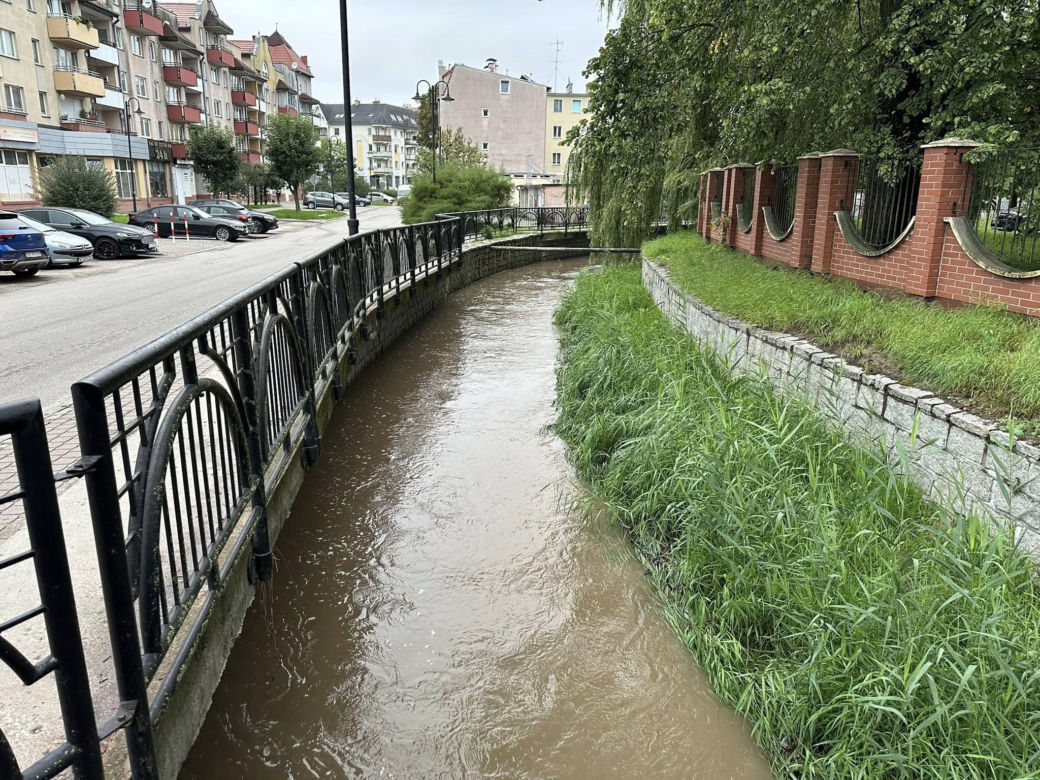 Ulewne deszcze w regionie. Stan rzek w Elblągu znów się podnosi. Służby postawione na nogi