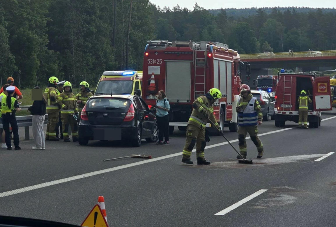 Zderzenie trzech aut na S7 pod Rychnowem. Na miejsce wezwano śmigłowiec LPR