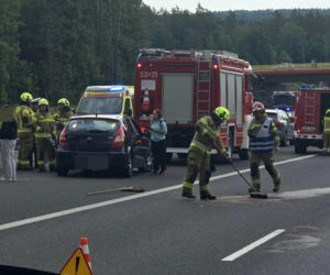 Zderzenie trzech aut na S7 pod Rychnowem. Na miejsce wezwano śmigłowiec LPR