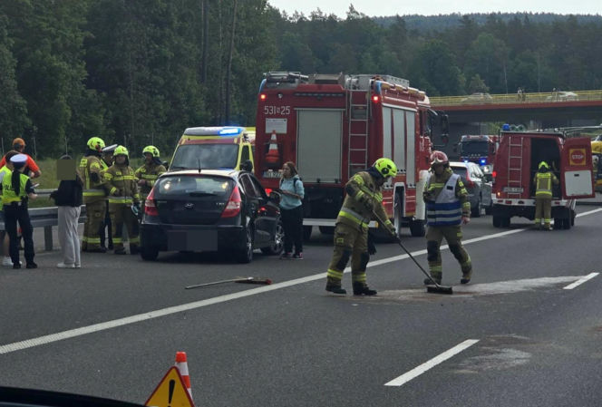 Zderzenie trzech aut na S7 pod Rychnowem. Na miejsce wezwano śmigłowiec LPR