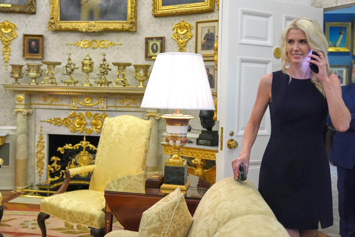 Trump obsypuje młode asystentki pieniędzmi! "Na Święta"