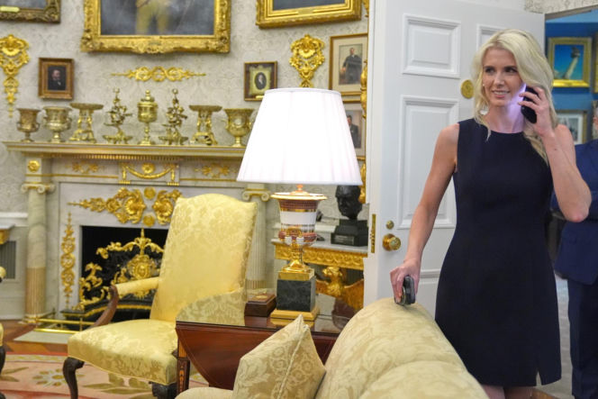 Trump obsypuje młode asystentki pieniędzmi! "Na Święta"
