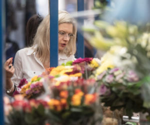 Małgorzata Wassermann na zakupach na bazarku w Krakowie