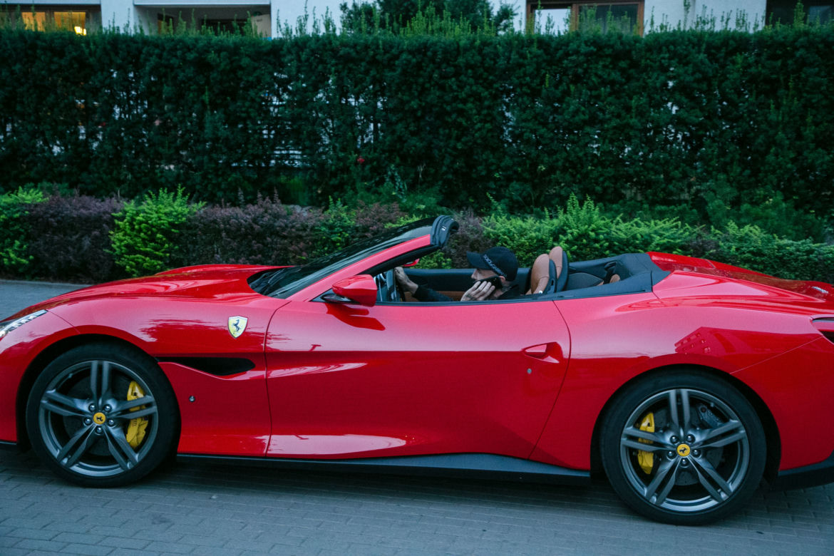 Patryk Vega w Ferrari Portofino wartym milion złotych