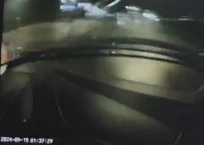 Wypadek na Trasie Łazienkowskiej - nagranie z momentu uderzenia